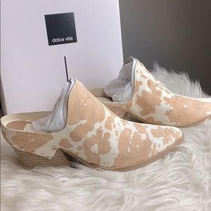 Dolce Vita Lindsy Almond toe Mid heel leather mule